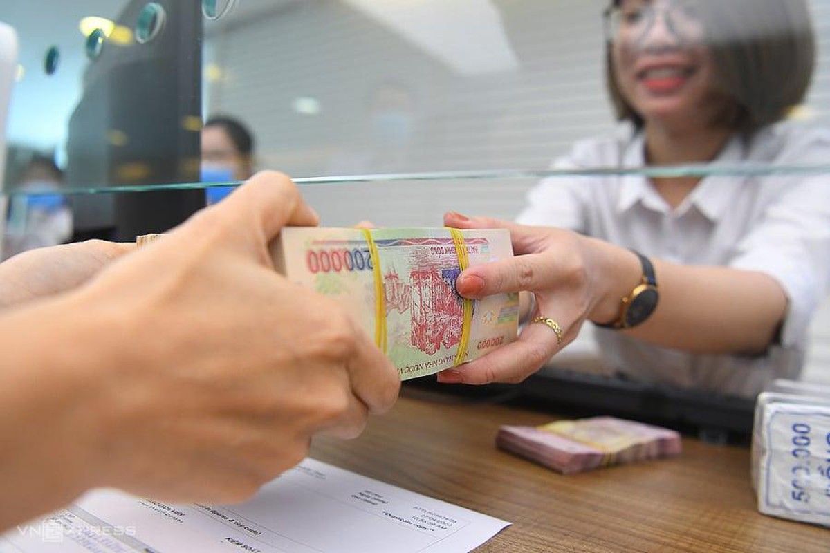 Tiền gửi tăng nhanh hơn tín dụng: Vì sao lãi suất cho vay chưa giảm?- Ảnh 1.