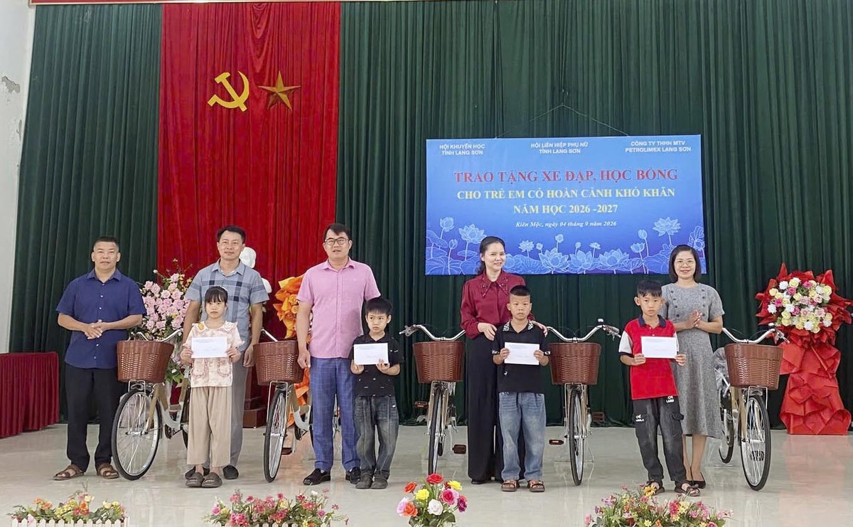 Hội LHPN Lạng Sơn “tiếp sức đến trường” cho học sinh nghèo - Ảnh 1.
