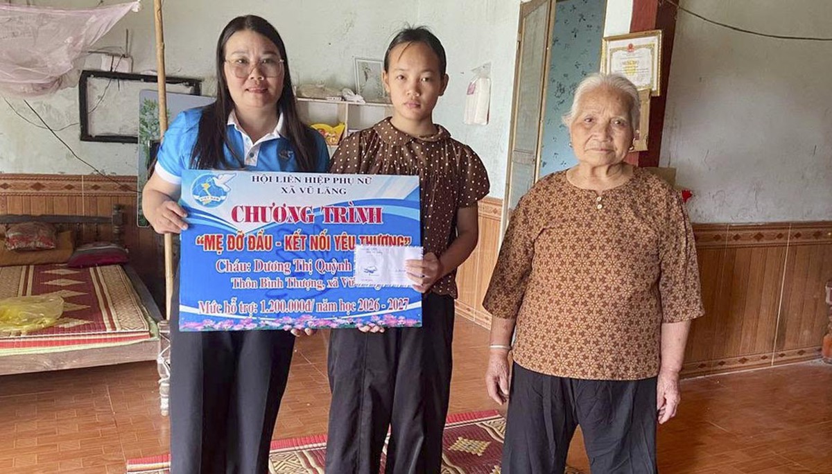 Hội LHPN Lạng Sơn “tiếp sức đến trường” cho học sinh nghèo - Ảnh 2.