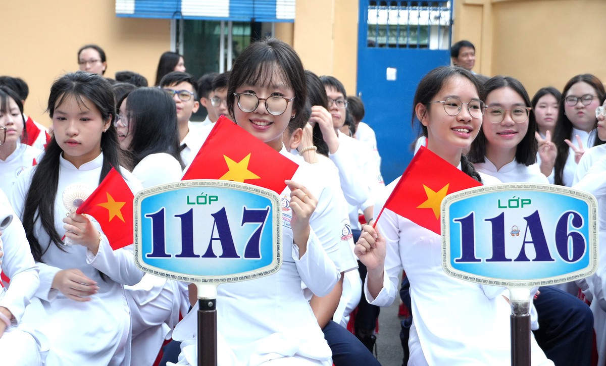 Hơn 2, 62 triệu học sinh tại TPHCM nô nức khai giảng năm học mới - Ảnh 8.