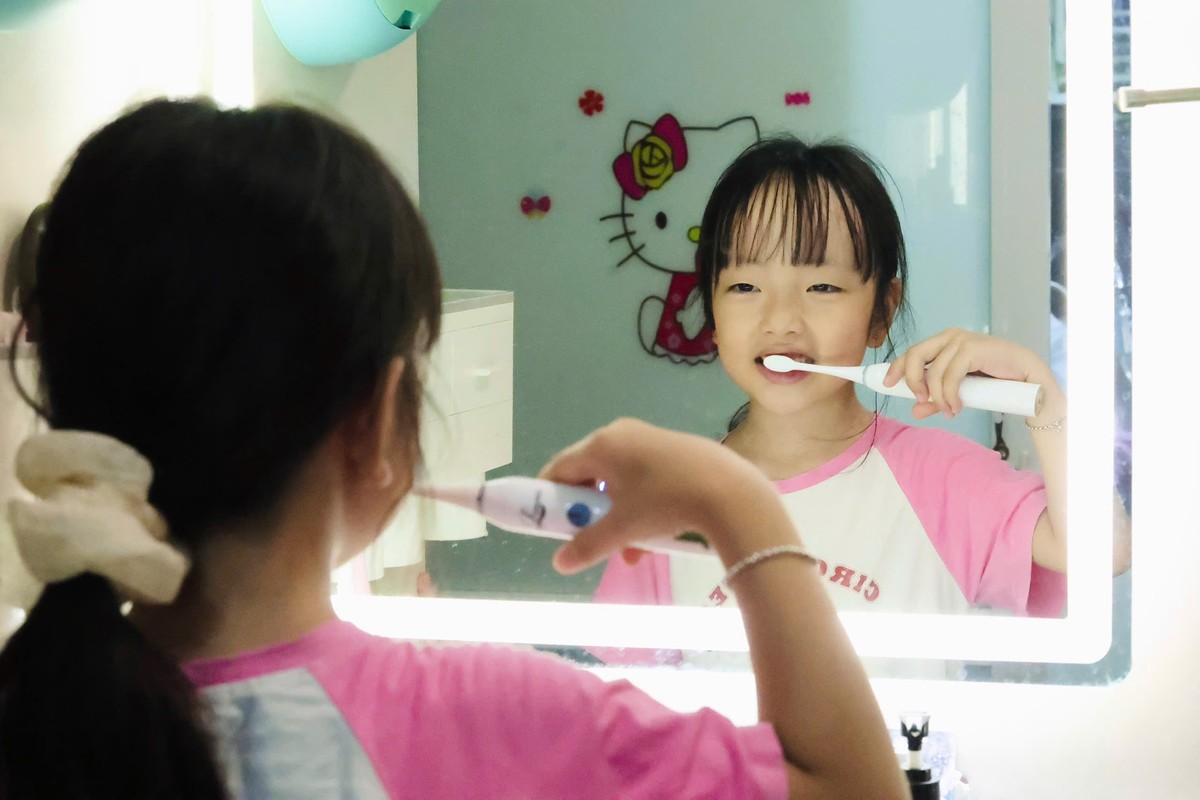 Cùng cô học trò nhỏ ngày đầu vào lớp Một- Ảnh 2.