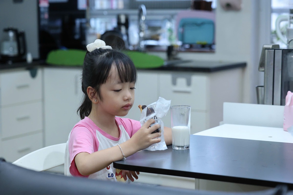 Cùng cô học trò nhỏ ngày đầu vào lớp Một- Ảnh 3.