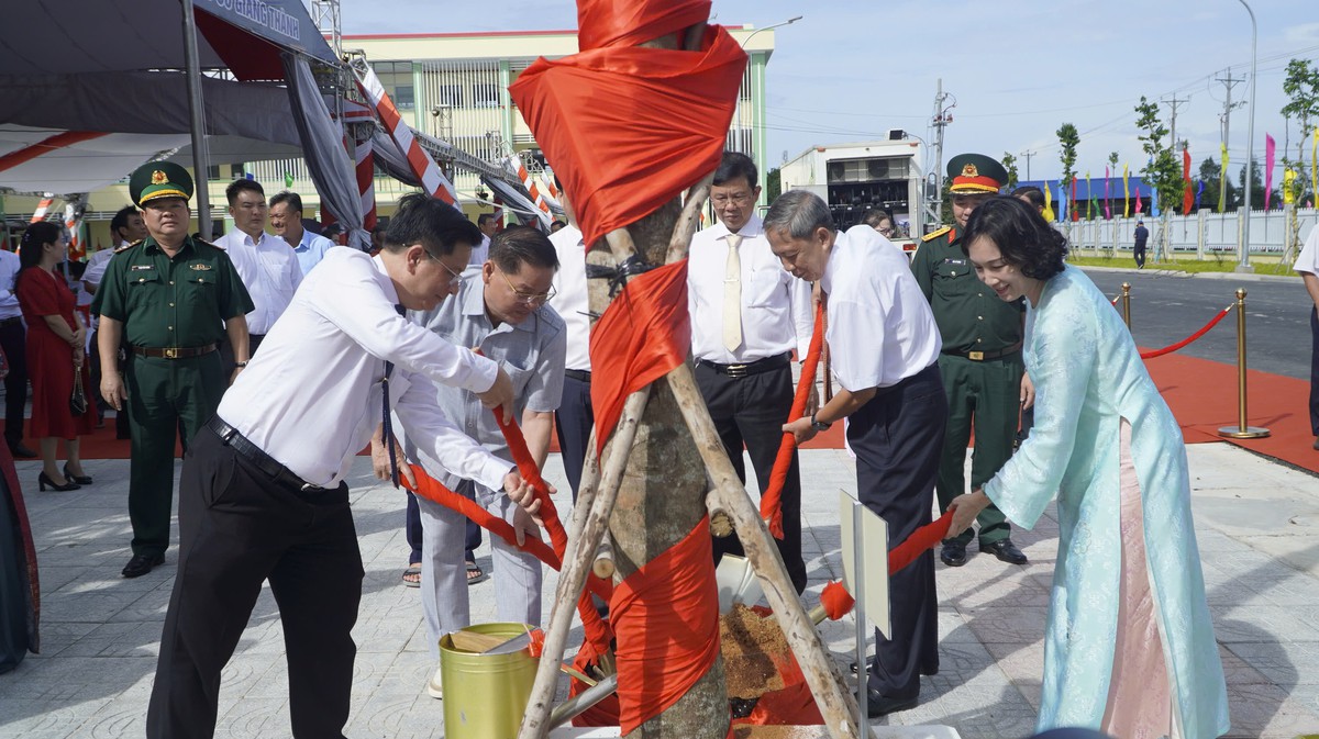 Học sinh vùng biên An Giang phấn khởi khánh thành trường mới - Ảnh 2.