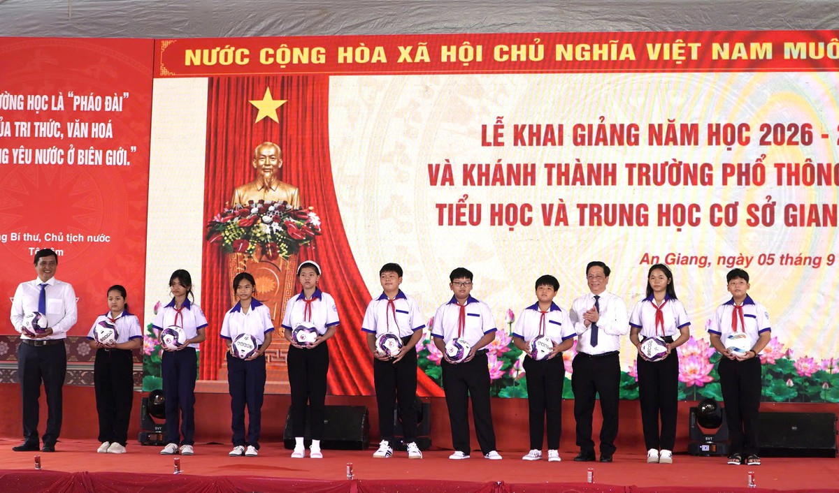 Học sinh vùng biên An Giang phấn khởi khánh thành trường mới - Ảnh 3.