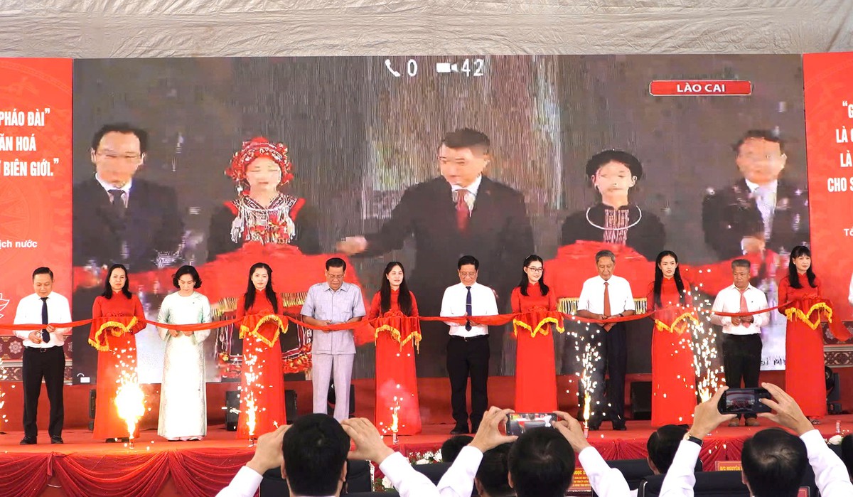 Học sinh vùng biên An Giang phấn khởi khánh thành trường mới - Ảnh 1.