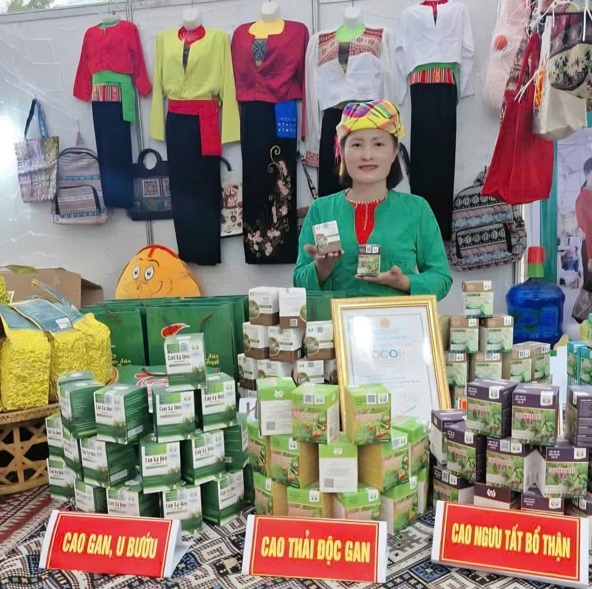 Mở thêm cánh cửa thị trường cho sản phẩm của phụ nữ miền núi - Ảnh 3.