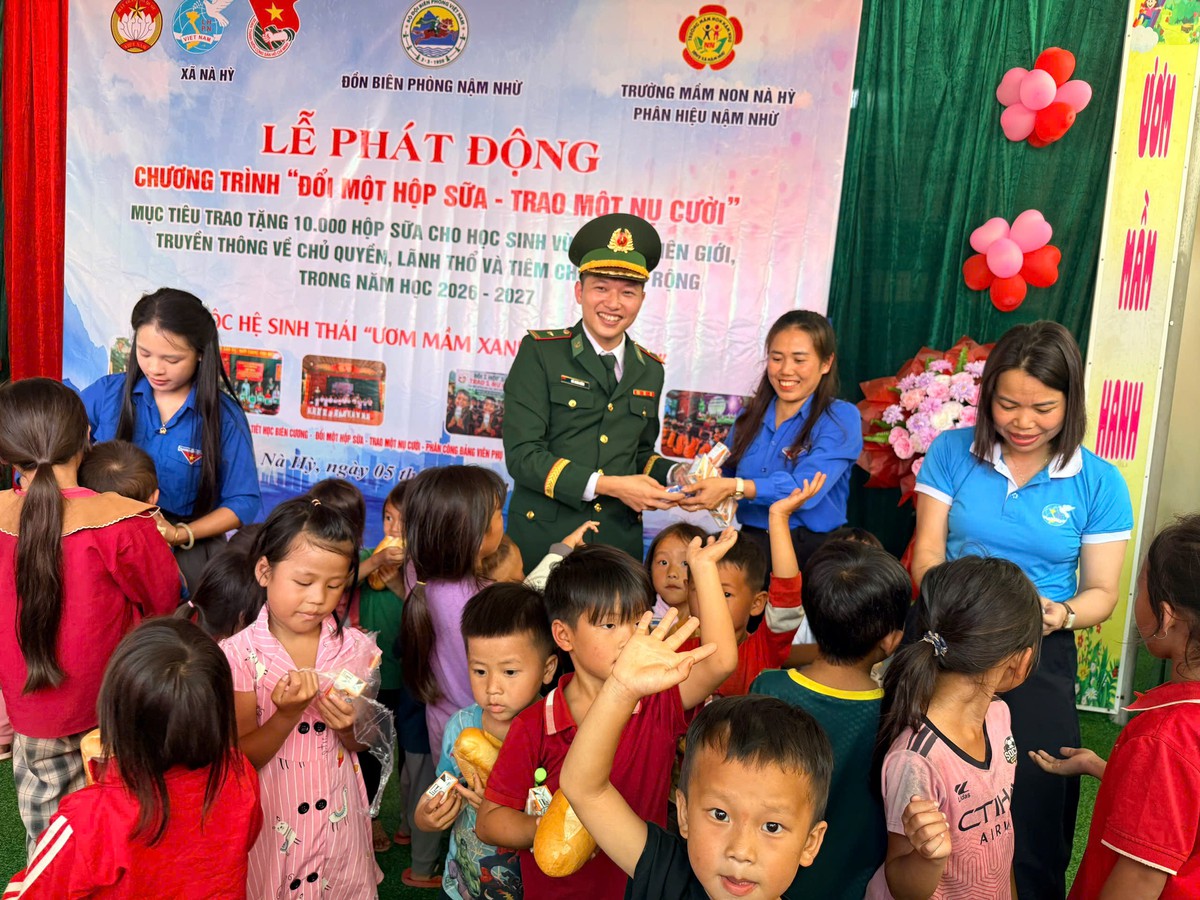 Điện Biên: “Đổi 1 hộp sữa - Trao 1 nụ cười” vì tương lai của trẻ em biên giới- Ảnh 3.