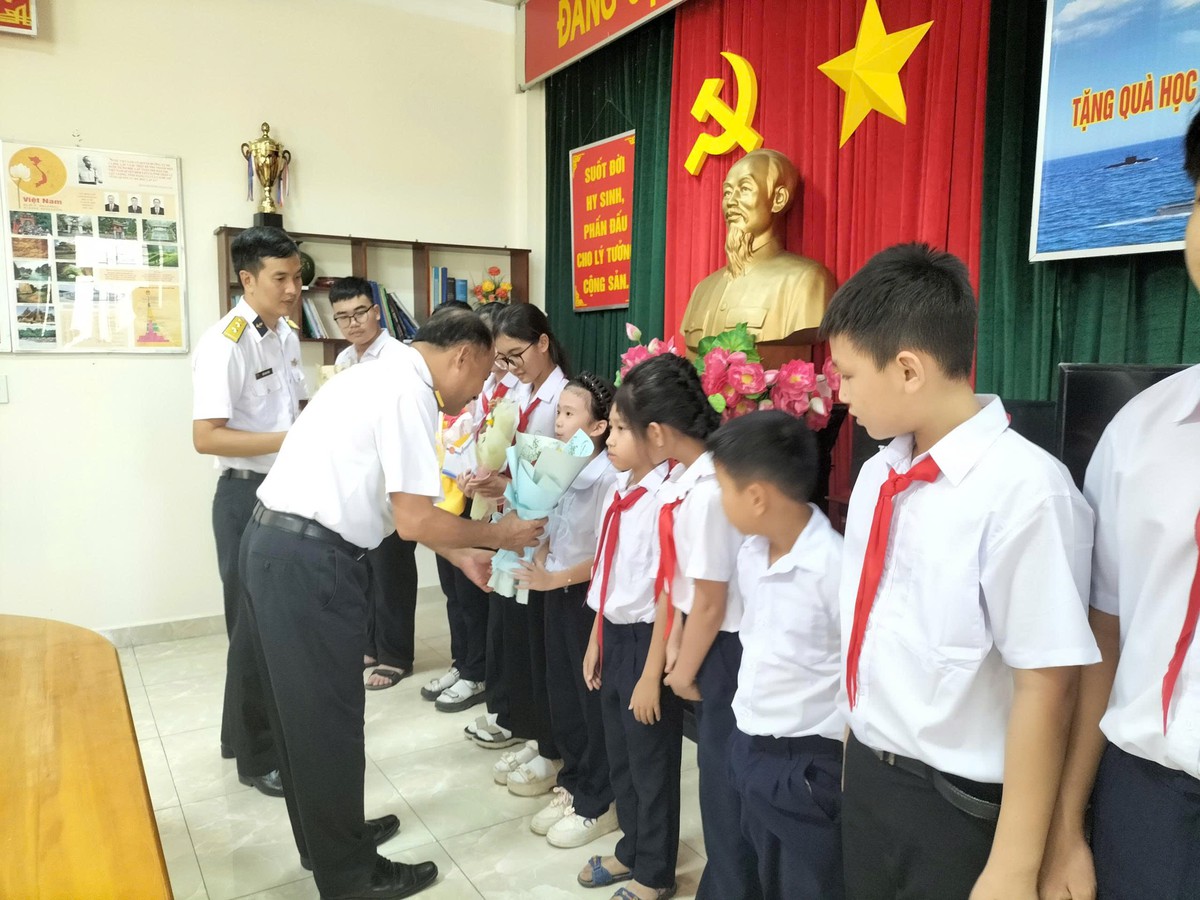 Chăm lo hậu phương cán bộ, chiến sĩ Hải quân nhân dịp năm học mới - Ảnh 1.