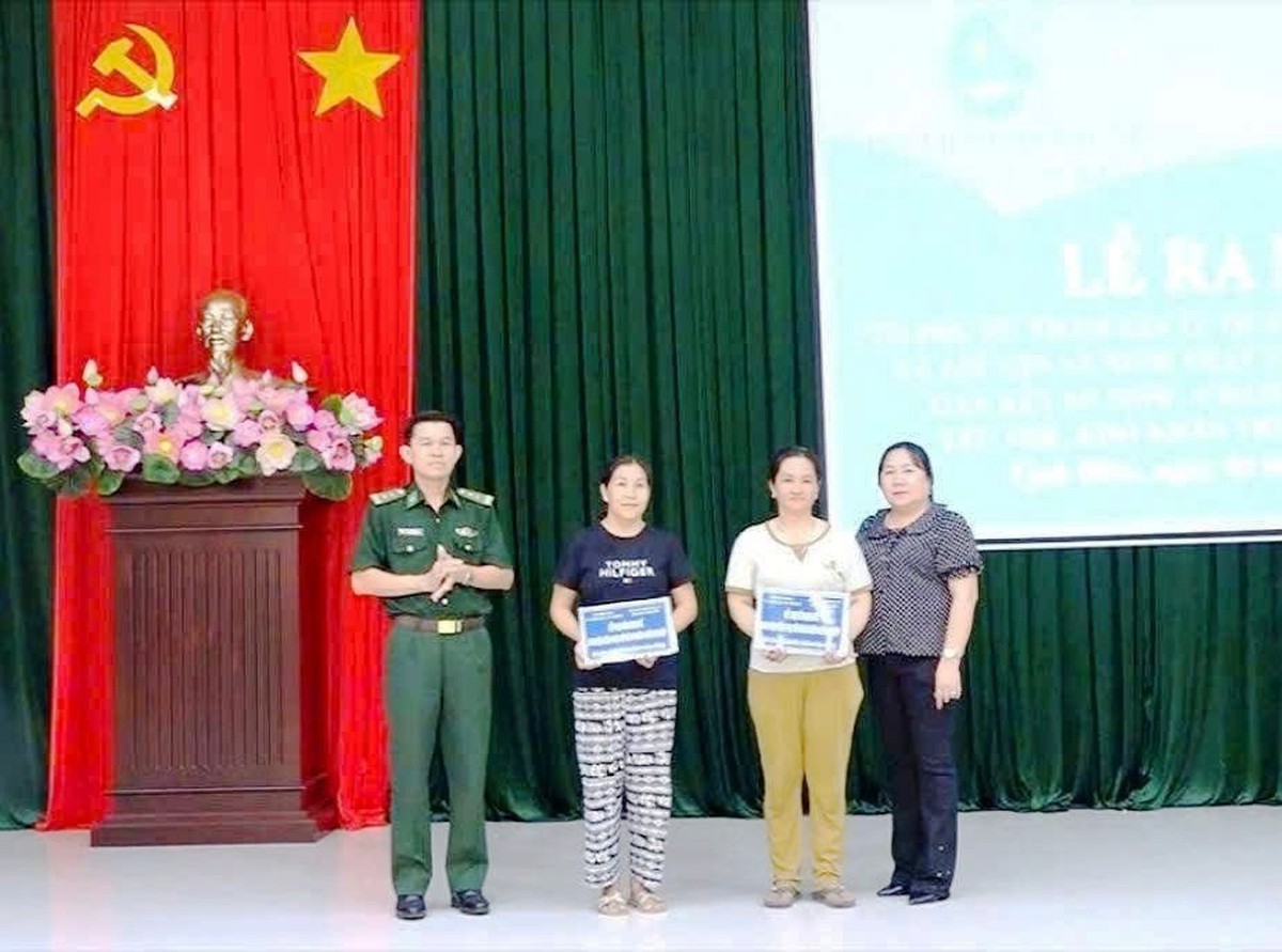 Phụ nữ vùng biên An Giang tham gia tự quản đường biên, cột mốc biên giới - Ảnh 1.