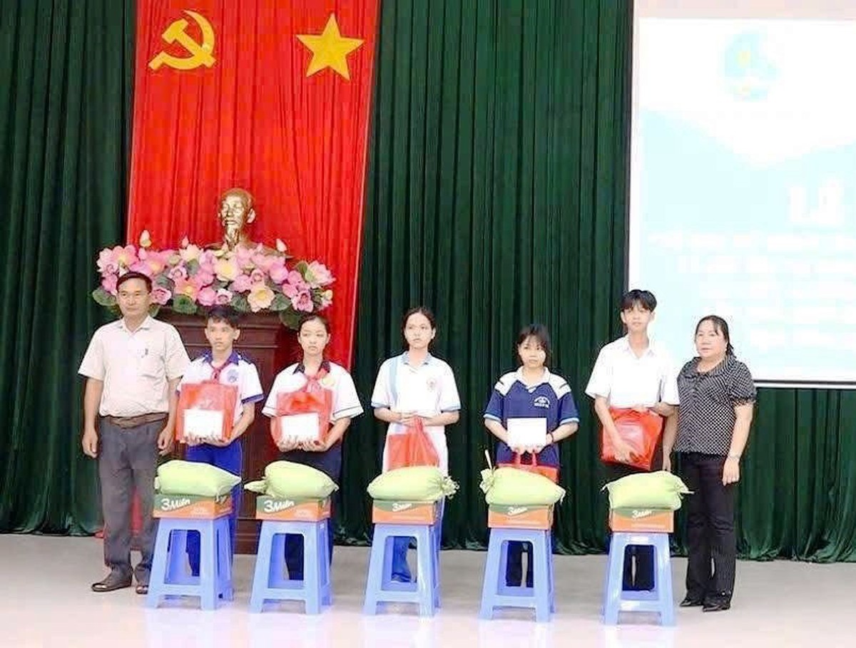 Phụ nữ vùng biên An Giang tham gia tự quản đường biên, cột mốc biên giới - Ảnh 2.