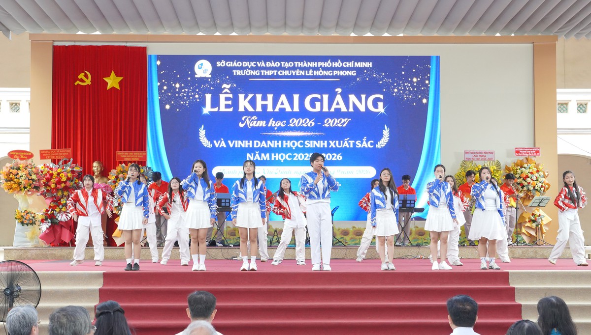Hơn 2, 62 triệu học sinh tại TPHCM nô nức khai giảng năm học mới - Ảnh 4.