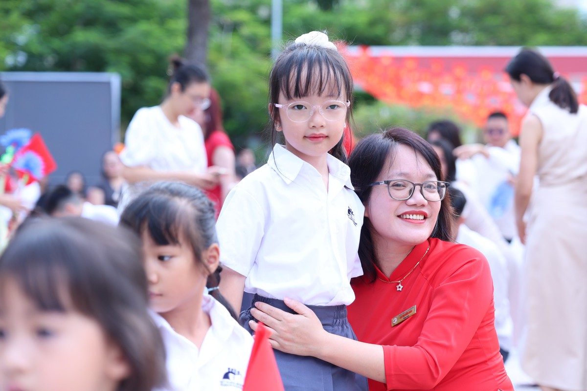 Cùng cô học trò nhỏ ngày đầu vào lớp Một- Ảnh 14.