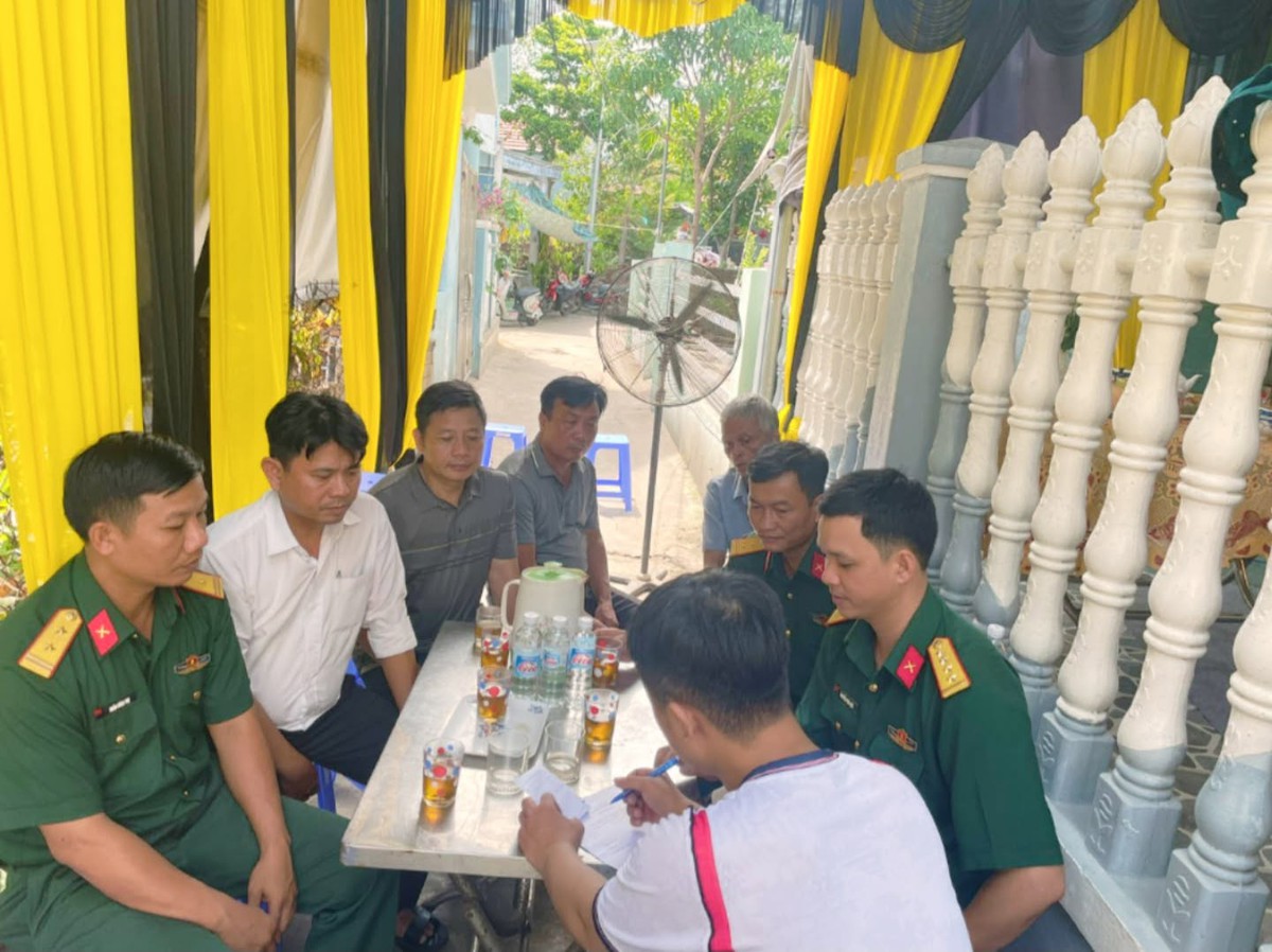 Động viên, hỗ trợ gia đình các ngư dân mất tích trên biển - Ảnh 1.