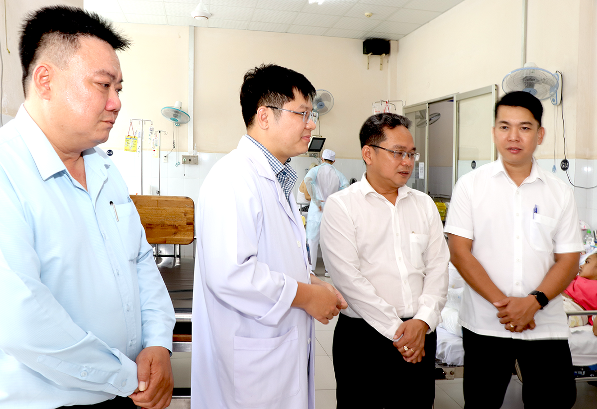 Lãnh đạo Ủy ban MTTQ Việt Nam TPHCM thăm và hỗ trợ nạn nhân vụ hỏa hoạn tại phường Đông Hưng Thuận - Ảnh 1.