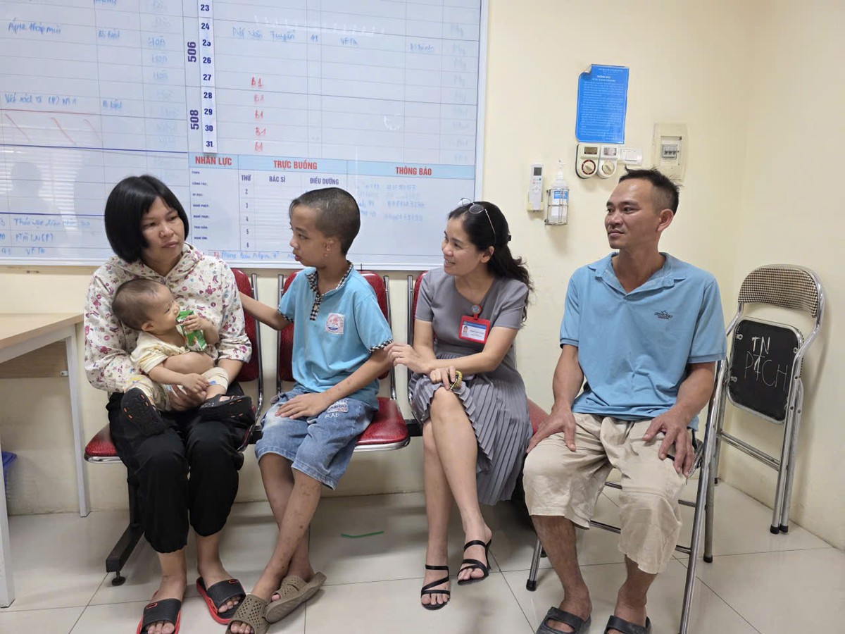 Báo Phụ nữ Việt Nam kết nối trao 52 triệu đồng hỗ trợ nữ bệnh nhân có hoàn cảnh khó khăn - Ảnh 1.