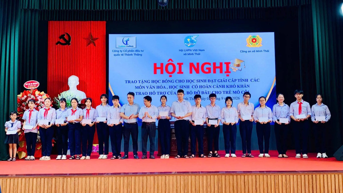 Các cấp Hội phụ nữ Ninh Bình trao điểm tựa yêu thương cho trẻ mồ côi- Ảnh 1.