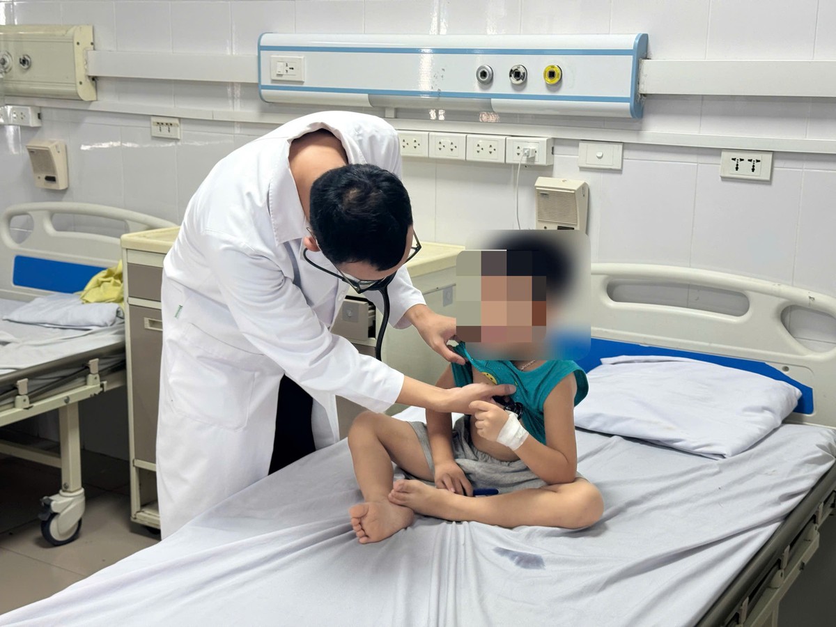 Bé trai 4 tuổi sốt cao khó kiểm soát, phát hiện nhiễm Adenovirus - Ảnh 1.