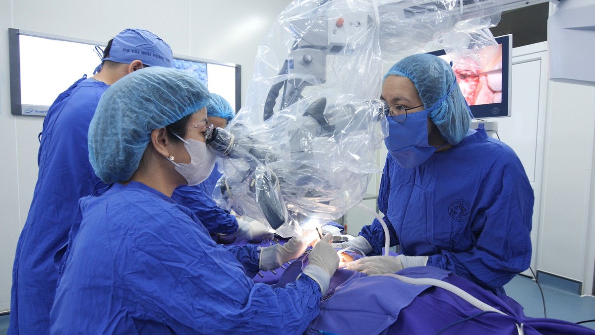 Bệnh nhi 12 tuổi mắc cholesteatoma xâm lấn xương chũm trên nền dị tật tai bẩm sinh- Ảnh 1.