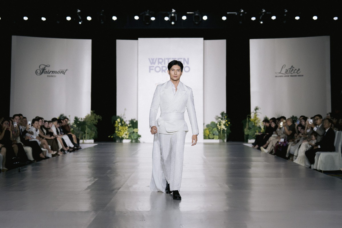 Fashionisto Thuận Nguyễn trình diễn trang phục chú rể ở tuổi 74 - Ảnh 1.