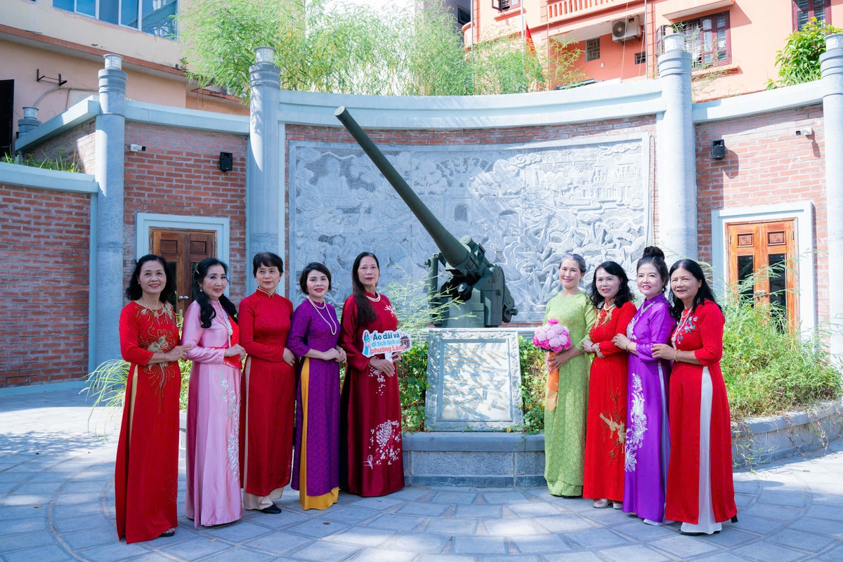 Phụ nữ Hà Nội kết nối di sản qua tà áo dài - Ảnh 1.