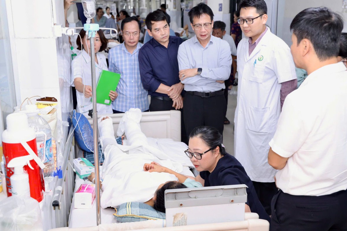 Thứ trưởng Nguyễn Thị Quyên Thanh thăm cô giáo mầm non cứu học sinh bị xe tải cán - Ảnh 1.