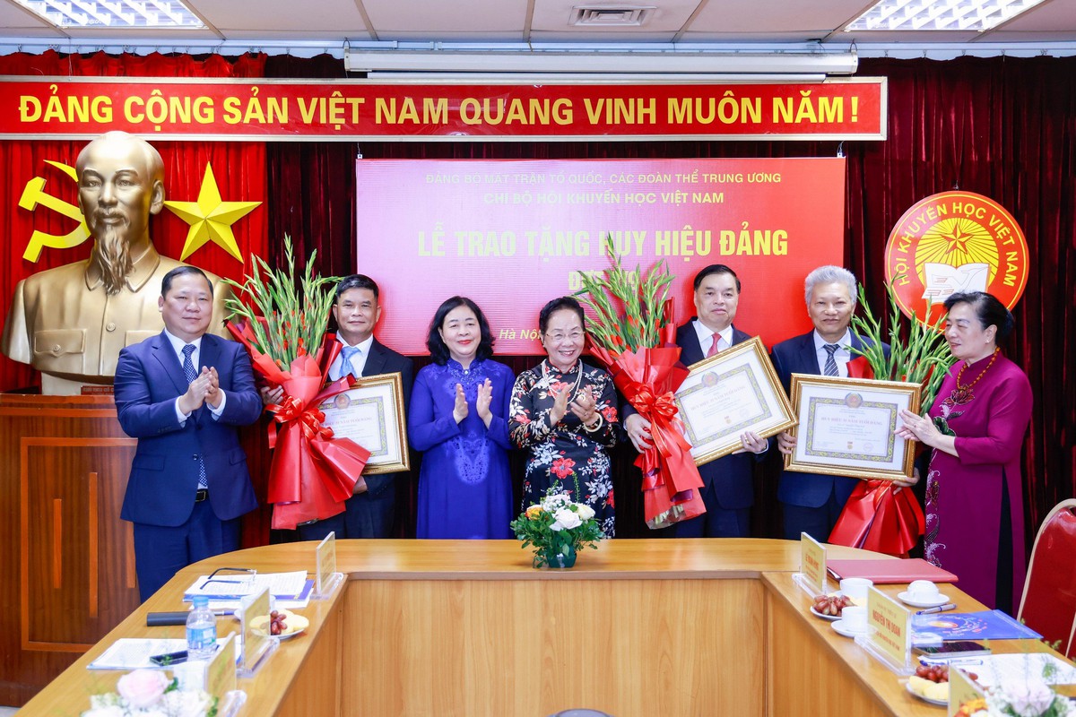 Chủ tịch Ủy ban Trung ương MTTQ Việt Nam Bùi Thị Minh Hoài trao Huy hiệu 45 năm tuổi Đảng cho GS.TS Nguyễn Thị Doan - Ảnh 2.