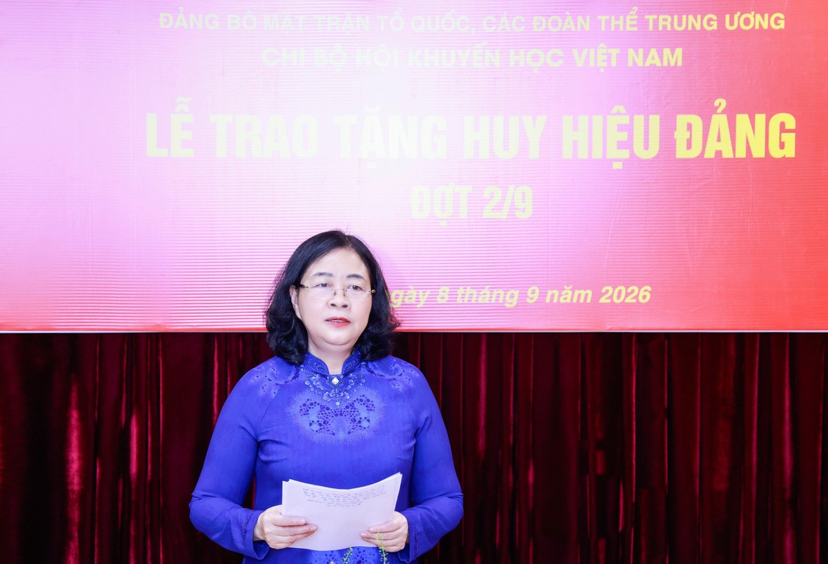 Chủ tịch Ủy ban Trung ương MTTQ Việt Nam Bùi Thị Minh Hoài trao Huy hiệu 45 năm tuổi Đảng cho GS.TS Nguyễn Thị Doan - Ảnh 1.