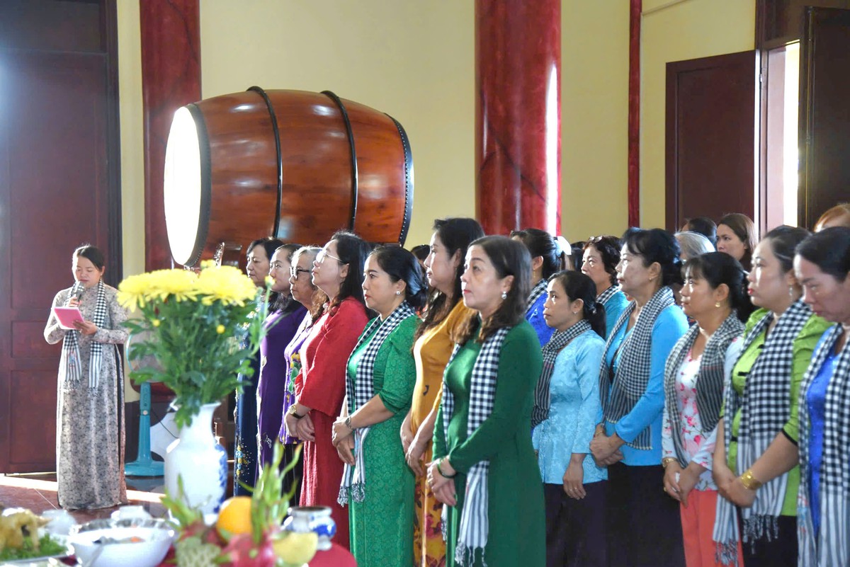 Vĩnh Long: Dâng hương tưởng niệm 34 năm Ngày mất Nữ tướng Nguyễn Thị Định - Ảnh 1.