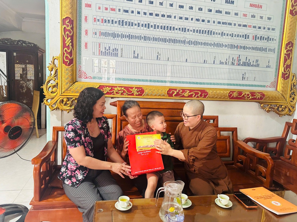 Hội LHPN xã Thư Lâm trao quà, kinh phí hỗ trợ 14 trẻ mồ côi - Ảnh 2.