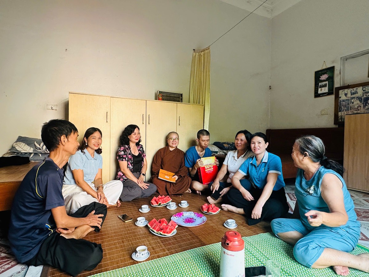 Hội LHPN xã Thư Lâm trao quà, kinh phí hỗ trợ 14 trẻ mồ côi - Ảnh 1.