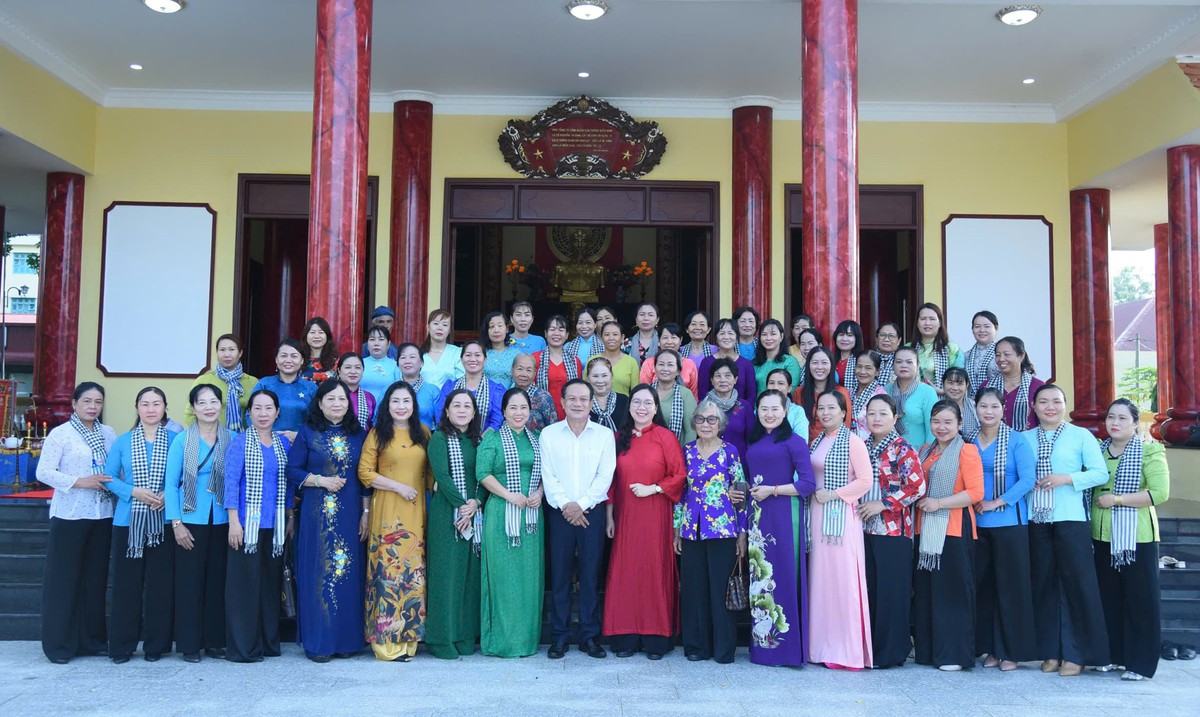 Vĩnh Long: Dâng hương tưởng niệm 34 năm Ngày mất Nữ tướng Nguyễn Thị Định - Ảnh 2.