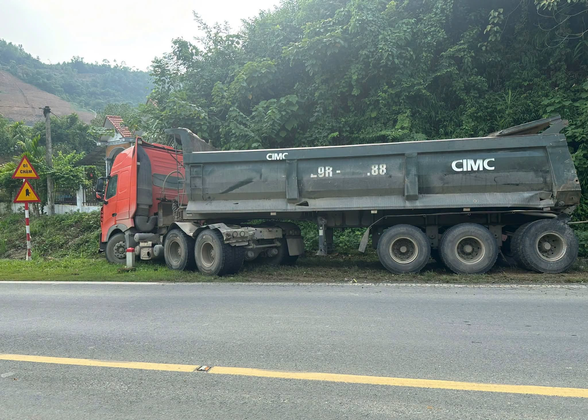 Xe khách va chạm xe đầu kéo, 2 người tử vong- Ảnh 1.