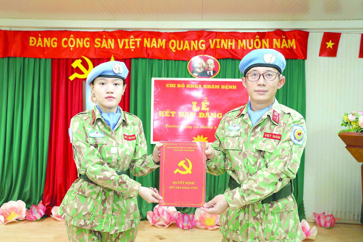 Lời tuyên thệ của 2 nữ bác sĩ “mũ nồi xanh” ở nơi xa Tổ quốc - Ảnh 2.