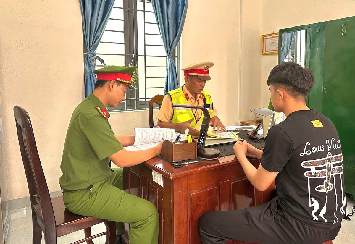 Tịch thu phương tiện đối với thiếu niên lái xe bằng hai chân - Ảnh 1.
