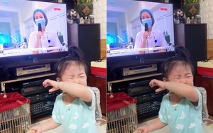 Thấy mẹ trên tivi trong bản tin chống dịch, bé gái 20 tháng tuổi òa khóc đòi bế
