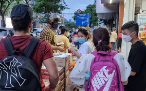 Người Sài Gòn hối hả mua sắm trước giờ giãn cách theo Chỉ thị 16