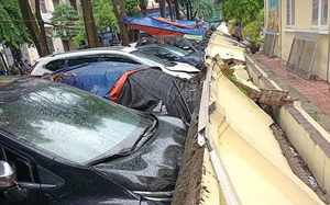 Hà Nội: Tường bê tông ngay sát trường mầm non sập xuống 13 ô tô đang đỗ