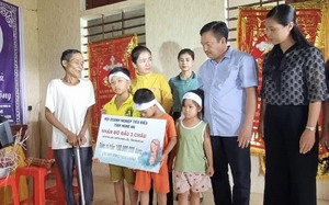 Hội LHPN tỉnh Nghệ An thăm hỏi 3 cháu bé mất bố mẹ vì lũ dữ