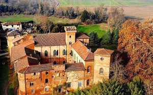 Ngạc nhiên cuộc sống &quot;cổ tích&quot; trong lâu đài 900 tuổi nước Ý: Có 45 phòng, gia đình mất 2 tiếng để gặp nhau