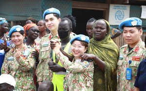 Chiến sĩ &quot;mũ nồi xanh&quot; trao tặng nhiều món quà ý cho trẻ em và người dân trại tị nạn ở Nam Sudan