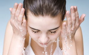 Cách trị dị ứng da mặt bằng nước muối an toàn, hiệu quả