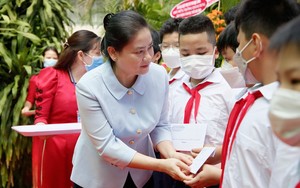 Lãnh đạo Hội LHPN Việt Nam dự khai giảng, trao học bổng cho học sinh mồ côi tại TPHCM, Bình Dương