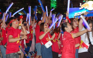 TP.HCM: Hàng nghìn người ở Phố đi bộ Nguyễn Huệ &quot;vỡ oà&quot; trước chiến thắng của đội tuyển Việt Nam 