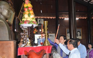 Dâng hương tưởng niệm Cố Chủ tịch Hội LHPN Việt Nam Nguyễn Thị Thập 