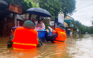 Đường tỉnh lộ có nơi ngập sâu 1,5 mét: Thừa Thiên Huế mong được hỗ trợ thêm thiết bị để chống lụt bão