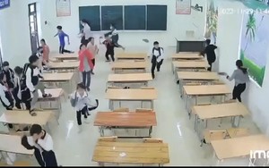 Vụ cô giáo bị nhiều học sinh nhốt, ném dép: Xuất hiện thêm clip cô giáo cầm giày đuổi cả lớp chạy tán loạn