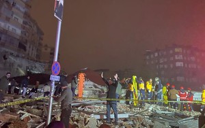 Hiện trường động đất rung chuyển Thổ Nhĩ Kỳ: Người dân la hét cầu cứu và tháo chạy trong hoảng loạn