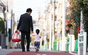 Thúc đẩy nam giới nghỉ thai sản: &quot;Cơ hội cuối cùng&quot; cho bài toán dân số Nhật Bản?