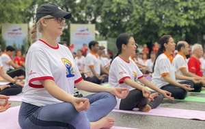 Hơn 1.000 người tham gia sự kiện Ngày Quốc tế Yoga trên phố đi bộ Hồ Gươm