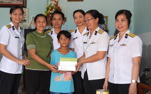 Phụ nữ Hải đoàn 129 tặng quà cho trẻ mồ côi trong chương trình “Mẹ đỡ đầu”